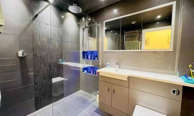 Copers Cope Apartment | Stylish 2BD Flat w/ Parking, Beckenham