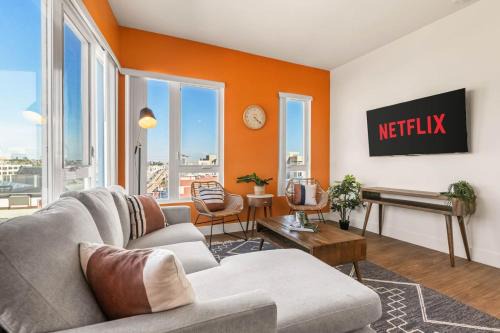 Little Tokyo Apartment | Stylish 2BD Haven with Scenic DTLA Views and Parking