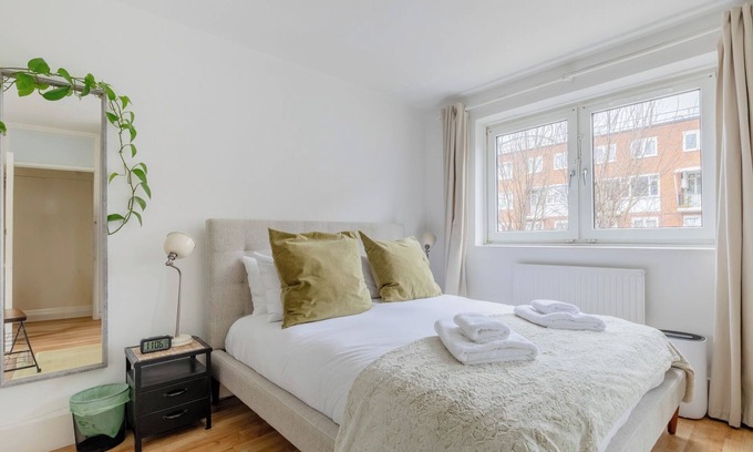 Larkhall Apartment | Stylish 2BD Home with Private Garden, Nine Elms
