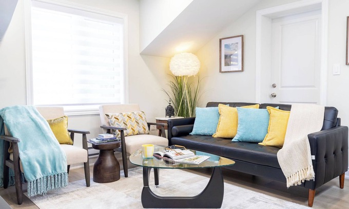 Cooksville Apartment | Stylish 2bed, 2bth Apt. Close to Malls & 25 Mins to Toronto