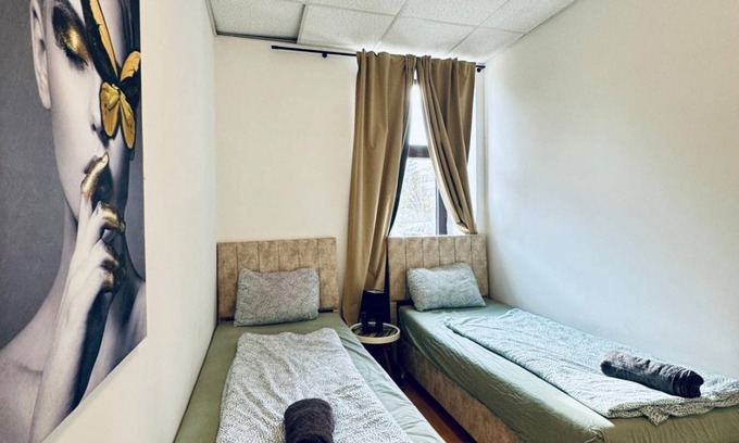 Liesing Apartment | Stylish 2BR Apart Sleeps 6 Direct City Access