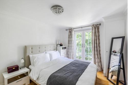 Redcliffe Apartment | Stylish 2BR Chelsea Penthouse with Private Rooftop