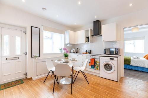 Plumstead Apartment | Stylish 2BR Flat Woolwich London