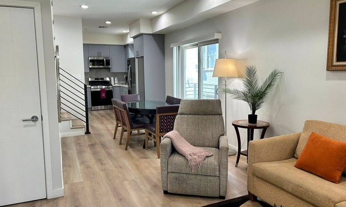 Hollywood Hotel | Stylish 2BR Suite in Vibrant LA Area -> Complimentary WiFi, AC & Parking