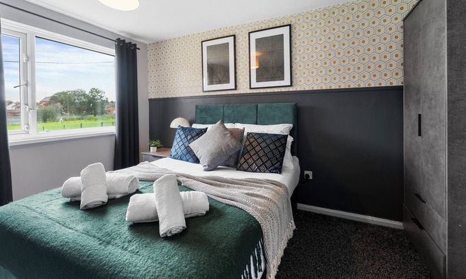 Bolton House | Stylish 3 Bedroom House - Close to the centre