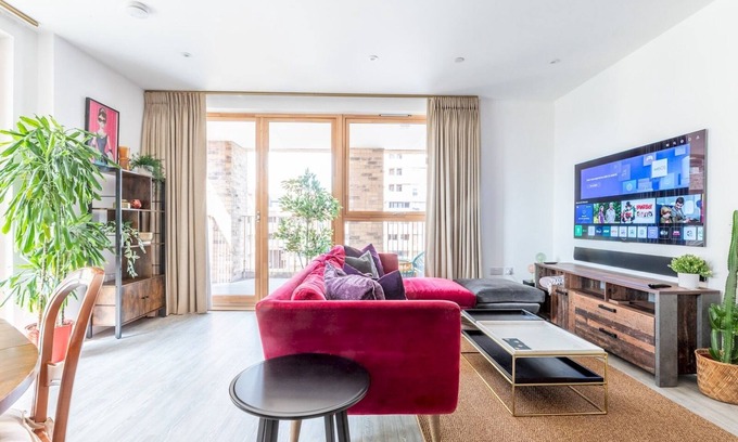 Abbey Wood Apartment | Stylish 3 Bed 2 Bath Flat | Lake Views | Parking | Pass the Keys