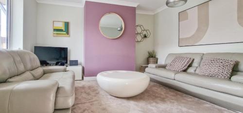 Doncaster Apartment | Stylish 3 Bed House Near Hospital, Racecourse, Free Parking