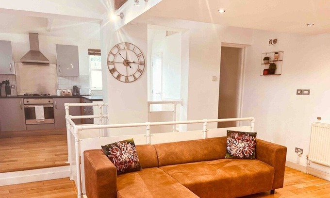 Valentines House | Stylish 3 Bed House in London