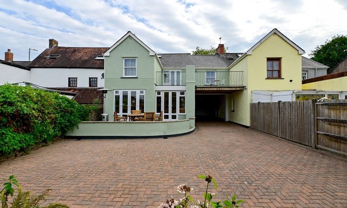 Caerleon House | Stylish 3-Bed in Historic Caerleon-Garden+Parking | Pass The Keys