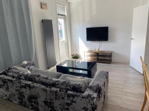 Southend-on-Sea Apartment | Stylish 3 Bed Seaside Apartment Central Southend Location & Steps from the Beach