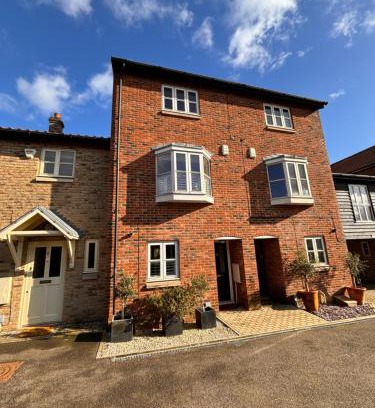Bury St Edmunds House | Stylish 3 bedroom townhouse for 5 guests, set in the medieval grid with off street parking