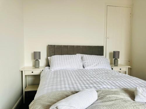 Nottingham House | Stylish 3 BR Home Near City Centre, University and QMC - Free Parking & Wi-Fi - Sleeps 6