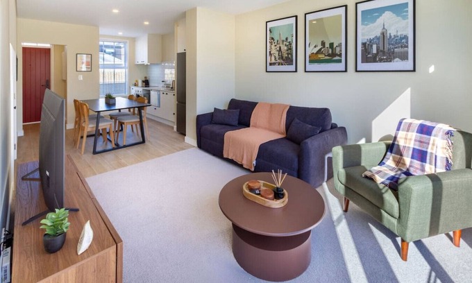 Christchurch City Centre Apartment | Stylish 3BR Escape Parking & Modern Living
