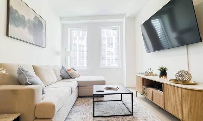 Financial District Apartment | Stylish 3BR Luxury Retreat in the Heart of FiDi