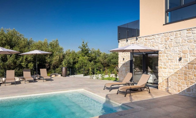 Tar-Vabriga Villa | Stylish 4 BD villa with pool