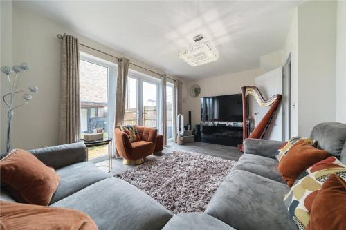 Ebbsfleet Valley Apartment | Stylish 4BR with Summerhouse