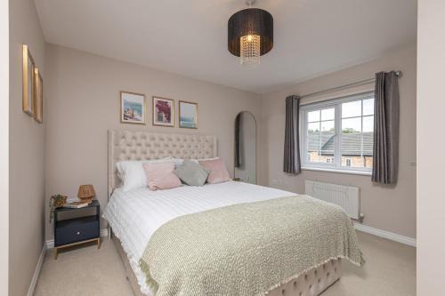Calder Grove House | Stylish 5-Bed Townhouse In Wakefield