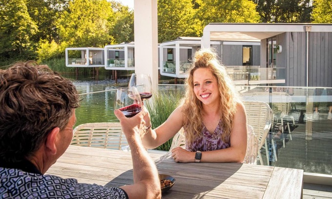 Maasbree House | Stylish 5-person lodge with a terrace extending over the lake, luxury kitchen, walk-in shower and air conditioning.