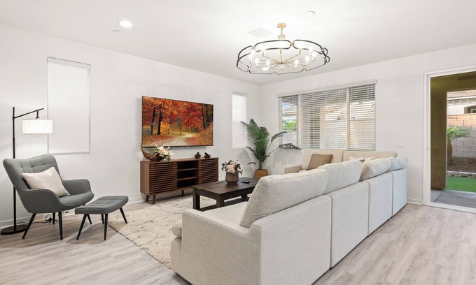 Ontario House | Stylish 6BR/8Beds/4 King Beds/3 TVs/Game Console