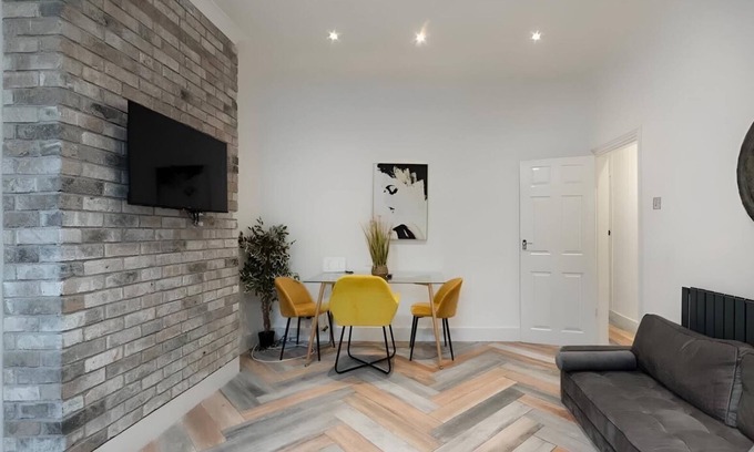 Woodside Apartment | Stylish Amber retreat