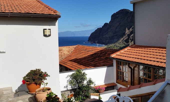 Hermigua House | Stylish and high-quality vacation home near the beach