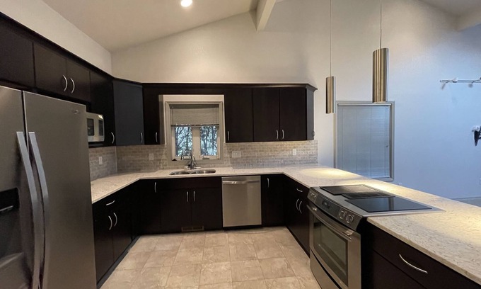 Champaign House | Stylish and Spacious 3b2b Smart Ranch Home near UIUC