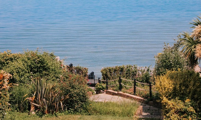 Ryde Cottage | Stylish beach house with water frontage, central location near cycle/walk routes