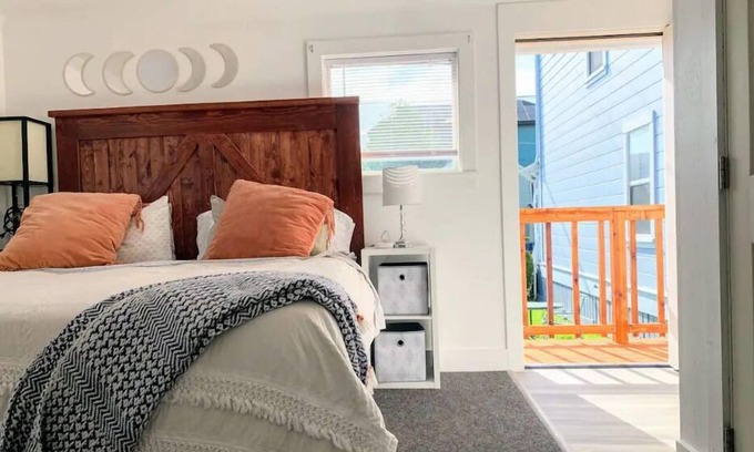 Arcata House | Stylish & Bright , King Bed, Downtown Oasis