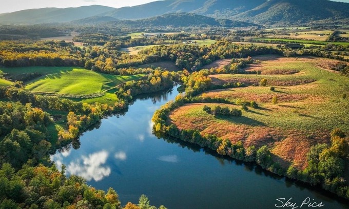 Wayland Park Cottage | Stylish Carriage House Suite near downtown Crozet