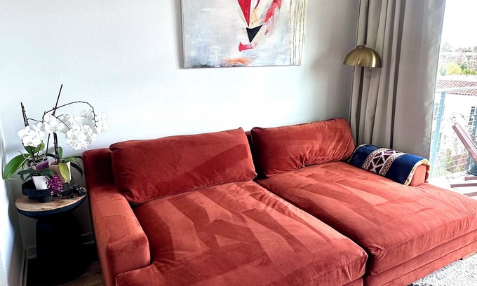 Carthay Circle Apartment | Stylish & Chic Next to LACMA