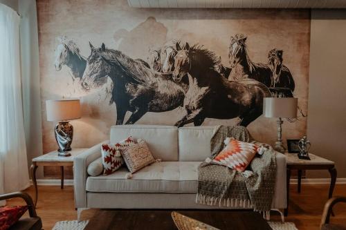 Highlands Apartment | Stylish City Condo Near Top Restos & Nightlife