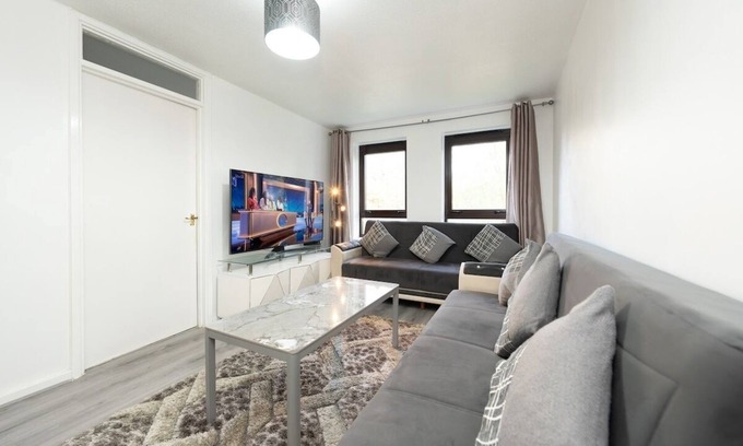 Wanstead Apartment | Stylish & Cosy Sought After Apt with Free Parking