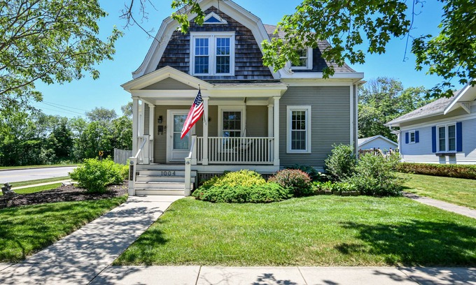 Lake Geneva House | Stylish Cottage, Walkable to DT Geneva, pet friendly