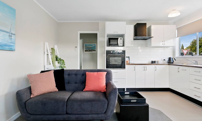 Two Mile Bay House | Stylish Cottage - Walking Distance to the Lake *No Service Fee*