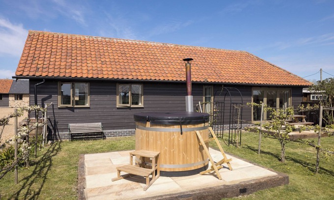 Croydon Cottage | Stylish cottages, countryside views, wood burning hot tubs, 20 mins to Cambridge