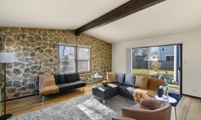 Downers Grove House | Stylish Cozy Getaway With Fireplace! + Foosball - Downers Grove