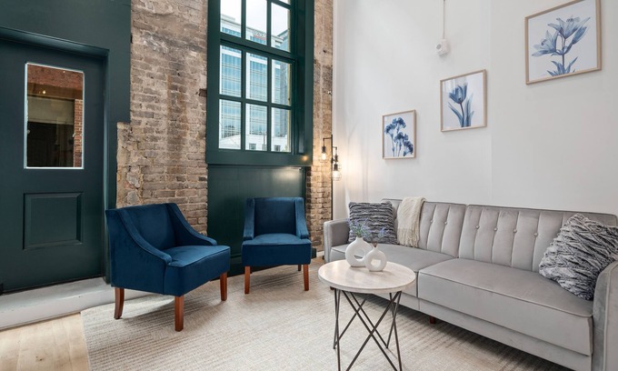 Civil Rights Historic District Apartment | Stylish DT Apartment Loft l Rooftop+Parking+Gym! Sleeps 4 n