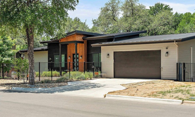 MLK House | Stylish East Austin Home | 2BR | BBQ | DT | ACL