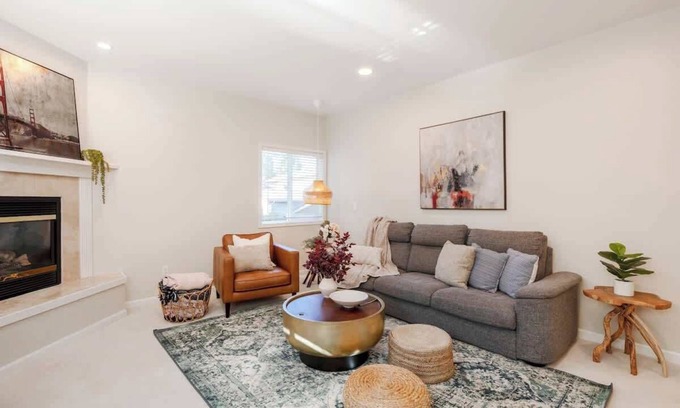 Grass Lawn House | Stylish & Elegant 2BR 2.5BA Haven in Kirkland