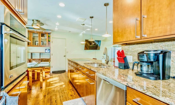 Elmhurst House | Stylish Elmhurst Ranch Home Pet-friendly Oasis
