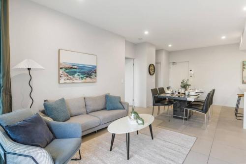 Macgregor Apartment | Stylish Escape 2 Ensuites plus Balcony near Shops