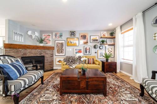 Southwest Edmonton House | Stylish Euro Vibes Home, Small Gym, AC, Yard, Office