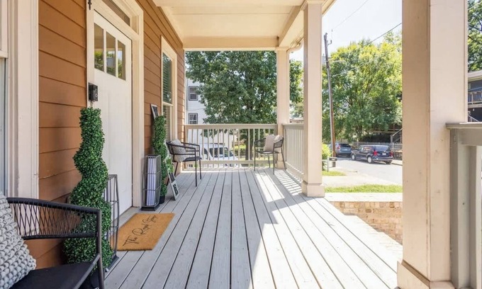 Summerhill House | Stylish Family Home Downtown-BigRooms-FreeParking-Central