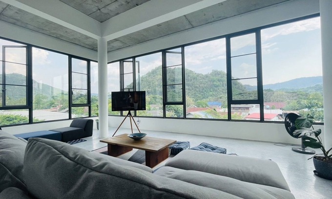 Mu Si House | Stylish Family Suit Mountain View w/ Kitchen & Deck-7 min to Khaoyainationalpark