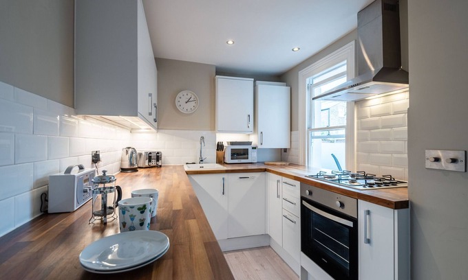 Munster Apartment | Stylish Fulham Flat with Patio by UnderTheDoormat