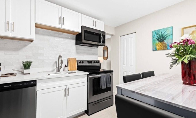 Hazel Park Apartment | Stylish Gem in Hazel Park | 1BA | 2BD
