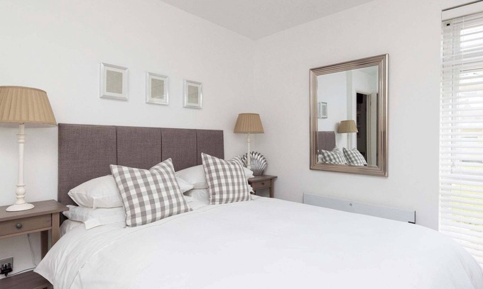 East Wittering Apartment | Stylish Ground Floor Apartment with Sea Views