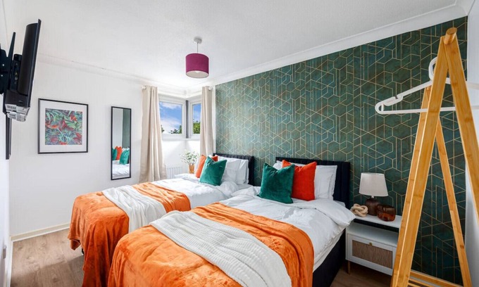 Knowle Sands Apartment | Stylish Home Excellent Location Free Parking Fast WiFI Smart TVs