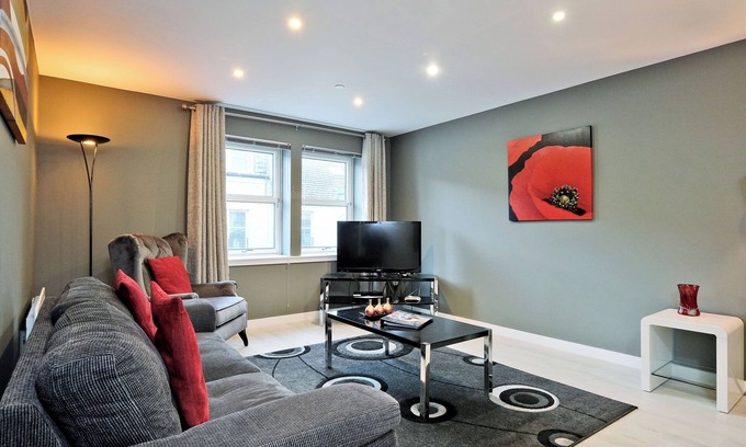 Central Aberdeen Apartment | Stylish home near Aberdeen station