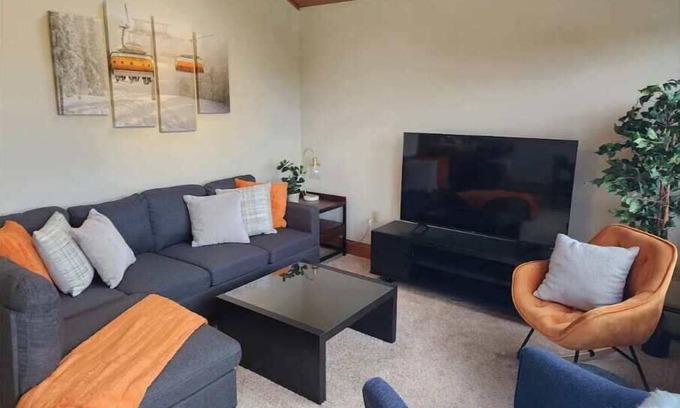 Mount Holly House | Stylish home w/WD, stunning views, mins to Okemo